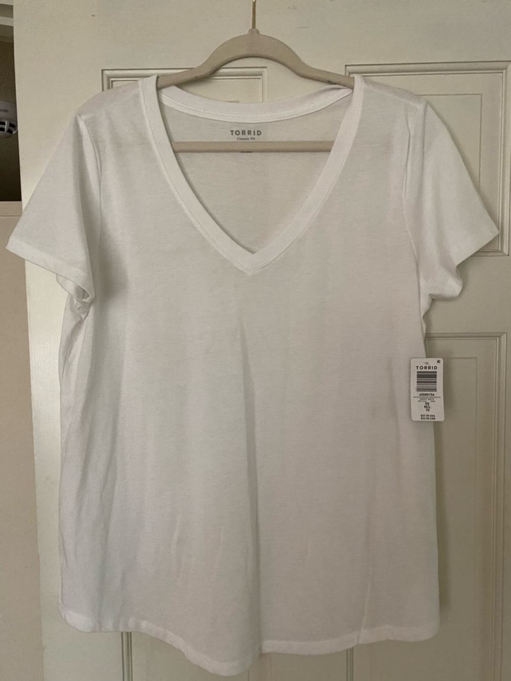 Torrid NWT Classic V-Neck Tee in White